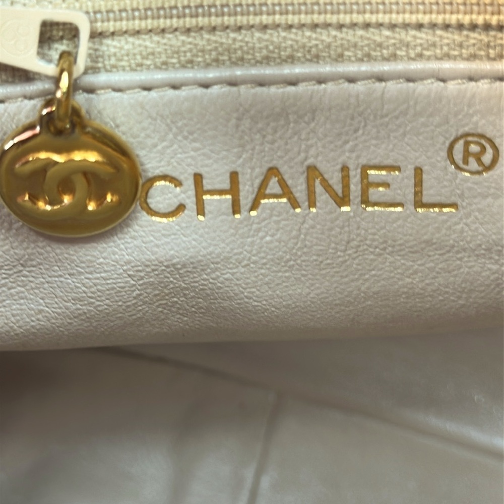 CHANEL Cream Quilted Bag with Gold Chain - Picture 15 of 16